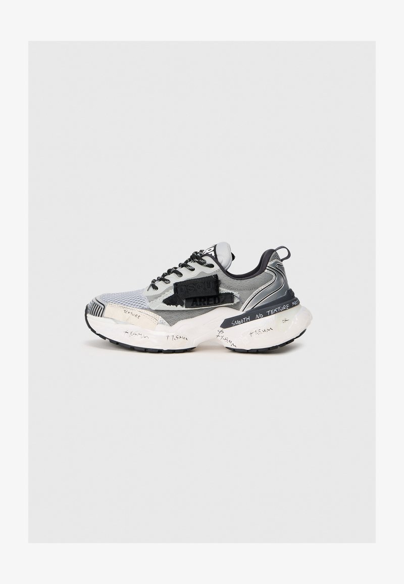 Graue und weiße Sneaker mit schwarzen Akzenten, Mesh-Gewebe, bedrucktem Text auf der Sohle und der Seite sowie schwarz-weißen gemusterten Schnürsenkeln vor einfachem Hintergrund.
