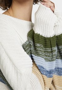 Suéter de punto con un patrón a rayas en blanco, verde oliva, azul claro y beige. Hilo texturizado con cuello redondo y puños acanalados.