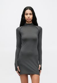 Harmaa pitkähiha mekko, jossa korkea kaulus ja joustavaa kangasta. Mekossa on pilkkukoristeita helmassa sekä tyylikäs, vartalonmyötäinen leikkaus.