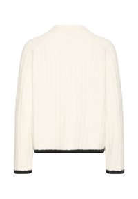 Suéter blanco de canalé con cuello redondo y mangas largas, con ribetes negros en el dobladillo y los puños. Textura suave, ajuste relajado.