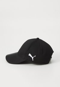 Căciulă neagră cu vârful curbat, fabricată din material textil. Are un logo alb brodat pe lateral și este construită din șase panouri.
