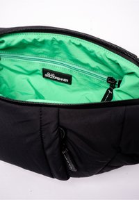 Zwarte gevoerde tas met een gladde buitenkant, voorzien van een felgroene voering en een ritszak, aangevuld met een logotag aan de binnenkant.