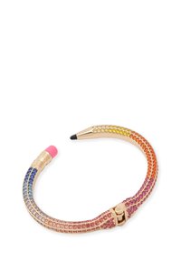 Pulsera en tono dorado con diseño de lápiz, que presenta adornos de cristales multicolores, un extremo con borrador rosa y una punta de escritura negra. Diseño curvado con cierre.