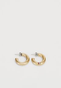 Boucles d'oreilles en forme de créoles en ton or avec un design lisse et arrondi. Elles sont dotées d'un petit crochet en argent et d'un accent rayé en rouge, blanc et bleu.