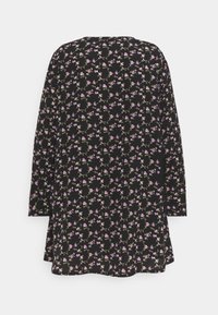 Túnica negra de manga larga, con un patrón floral de pequeñas flores moradas y hojas verdes, de textura suave y dobladillo redondeado.