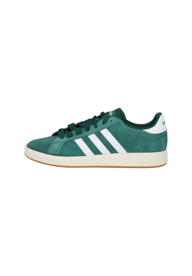 Sneaker verde in suede con design a tre strisce bianche, punta rotonda e suola in gomma. Presenta lacci piatti e colletto imbottito.
