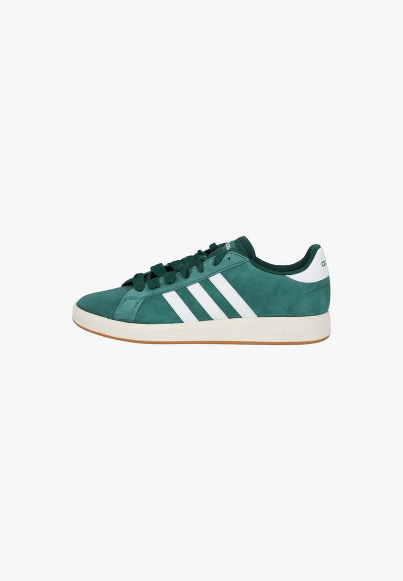 Sneaker verde in suede con design a tre strisce bianche, punta rotonda e suola in gomma. Presenta lacci piatti e colletto imbottito.