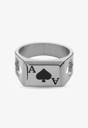 Metalring med en poleret sølvfinish, der har et sort spade-symbol og "A" på den ene side, firkantet design og udskårne detaljer.