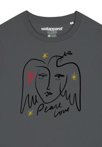 Grijze t-shirt met een zwarte lijntekening van een gezicht met lang haar, een klein vogeltje, een rode hart en gele sterren. De woorden "Vrede liefde" zijn met de hand geschreven eronder.