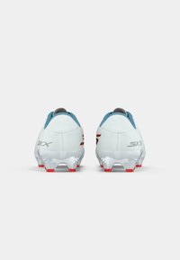 Scarpini da calcio bianchi con accenti rossi, tacchetti in plastica e un collare azzurro chiaro. Presentano un design elegante e una superficie strutturata per una migliore aderenza.