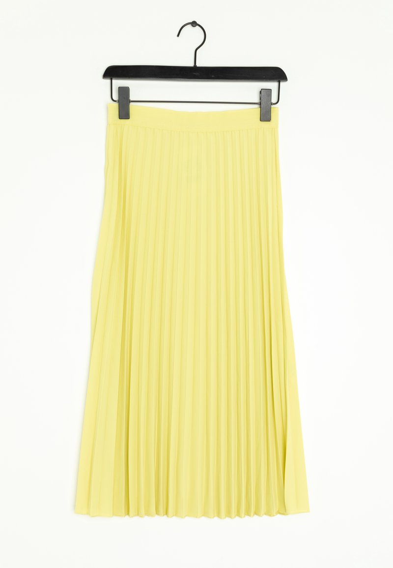 Pleated skirt in soft yellow fabric, featuring a wide waistband. The design has vertical folds and hangs gracefully from a black hanger.