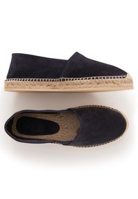 Espadrillas in camoscio blu navy con suole in corda di juta, caratterizzate da un design slip-on senza hardware o motivi visibili. Texture morbida e stile casual.