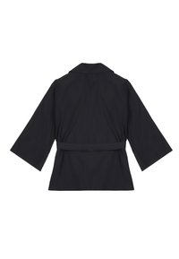 Černá kimono-stylová bunda s límcem, širokými rukávy, páskem na zavazování a hladkou texturou látky. Pohled zezadu bez dalších ozdob.