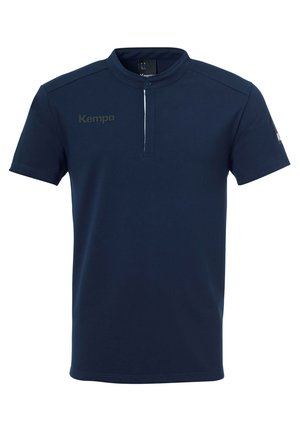 Polo à manches courtes bleu marine en tissu lisse, avec un col montant, une patte de boutonnage partielle et un logo discret sur la poitrine.