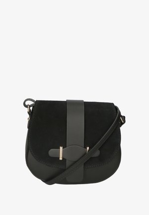 Zwart suède en leren schoudertas met een klep, voorzien van een centrale riemdetail, gouden hardware en een textuur op het oppervlak.