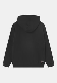 Sudadera con capucha negra hecha de una mezcla de algodón. Presenta puños y dobladillo acanalados, con un pequeño logo en la parte inferior izquierda. Textura suave.
