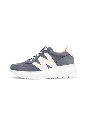 Baskets en daim gris avec des accents en cuir blanc, dotées d'une épaisse semelle extérieure blanche et d'un logo texturé contrastant sur le côté. Fermeture à lacets.