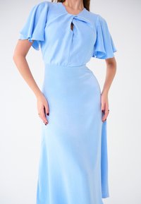 Helles blaues Maxikleid mit schwingenden Ärmeln, einem runden Ausschnitt und einem Knoten-Detail an der Vorderseite. Glatte Textur, tailliertes Oberteil und fließender Rock.