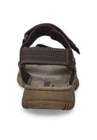 Brązowe sandały z regulowanymi paskami, teksturowaną powierzchnią, wyściełaną wkładką oraz gumową podeszwą. Tylny widok ukazuje detale szycia oraz logo.