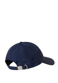 Cappellino blu navy con visiera curva, realizzato in tessuto liscio. Presenta un regolatore in metallo argento e un foro di ventilazione sul retro.