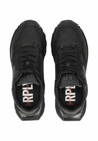 Sneakers sportivi neri con tessuto in rete e tessuto testurizzato, punta arrotondata, lacci piatti e colletto imbottito. Marchio visibile sulla linguetta.