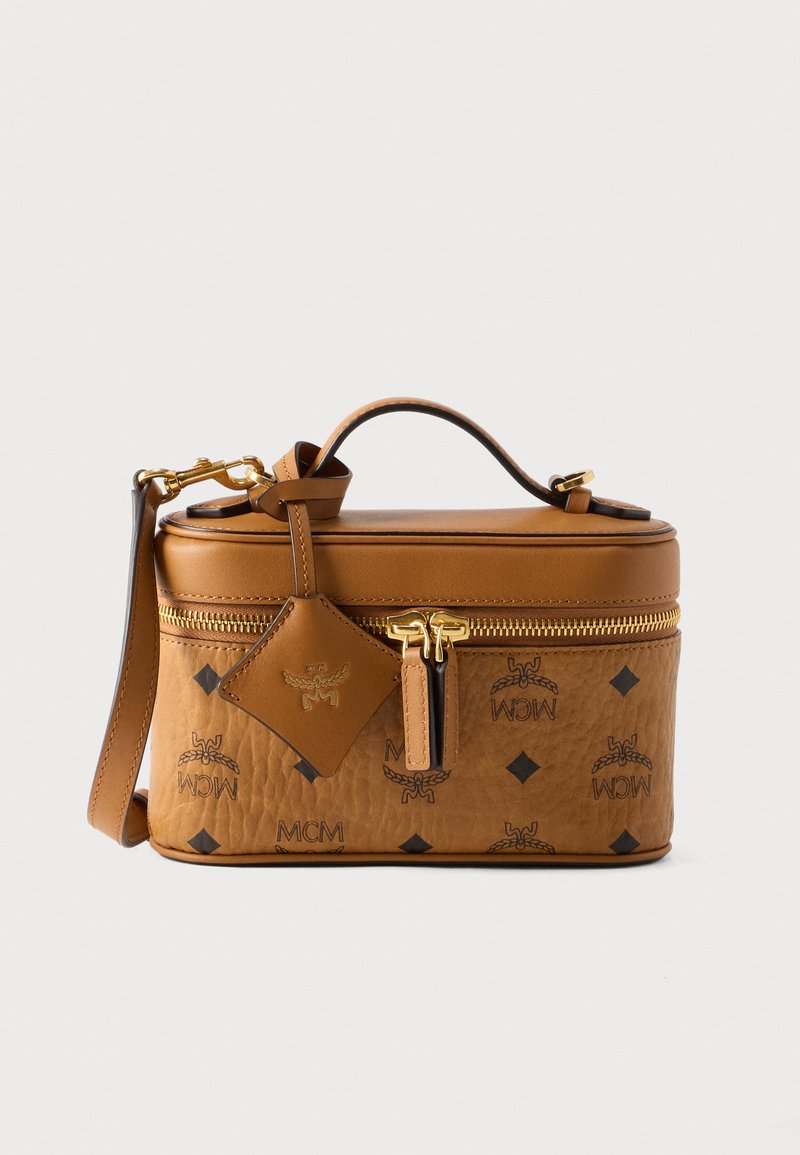 Sac en cuir marron avec ferrures dorées, motif en losanges, fermeture éclair, poignée supérieure et étiquette amovible. Surface texturée avec détails du logo.