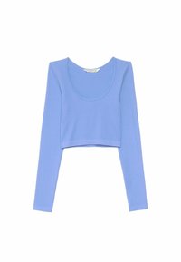 Jasnoniebieski krótki top z długim rękawem z prążkowanej tkaniny, z okrągłym dekoltem i dopasowanym krojem. Gładka faktura z przeszyciami.