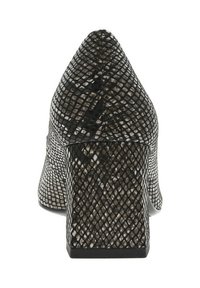 Chaussure à talon haut avec un motif serpent texturé noir et gris, bout pointu et talon épais. Surface lisse avec une finition brillante.