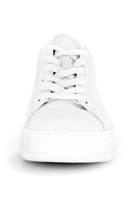 Weiße Ledersneaker mit abgerundeter Zehenpartie, Schnürung vorne, minimalistischem Design und strukturiertem Gummisohle. Saubere und glatte Oberfläche überall.