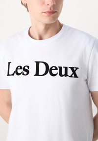 Les Deux CHARLES - Apdrukāts T-krekls - white/black