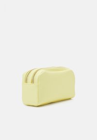 Guess DOUBLE ZIP - Trousse - yellow