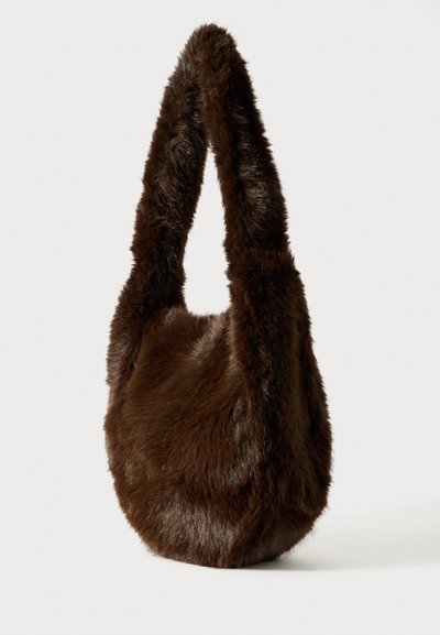 Sac à main en fausse fourrure marron avec une texture douce, une forme semi-circulaire et des anses allongées pour le porter à l'épaule. Pas de quincaillerie ni d'accents visibles.