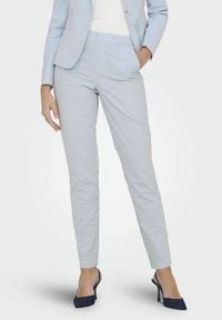 Ljust blå och vitrandiga skräddarsydda byxor med smal passform, slät front, sidofickor och något cropped längd, tillverkade av texturerad tyg.