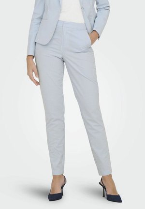 Hellblaue und weiße gestreifte, taillierte Hose mit schlanker Passform, flachem Bund, seitlichen Taschen und leicht verkürzter Länge, aus strukturiertem Stoff.