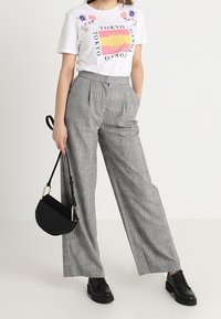 Vero Moda Kalhoty - black