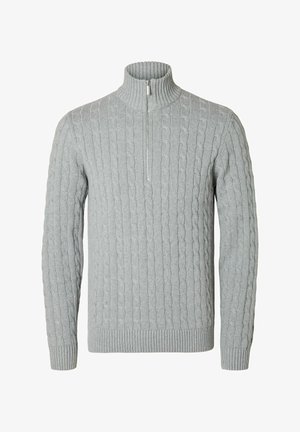 Maglione grigio a maglia con colletto alto e mezzo zip. Presenta un motivo a trecce su tutta la superficie e polsini e orlo a costine. Realizzato in tessuto morbido e testurizzato.