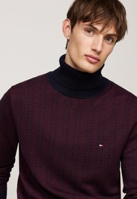 Tommy Hilfiger GIFTING 2 TONE FAIRISLE ROL - Maglione - deep rouge desert sky