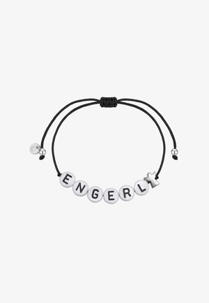 Pulsera ajustable con cuentas blancas y letras negras formando la palabra "ENGERLY" y un charm de ángel plateado, ensartada en un cordón negro.