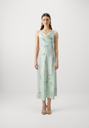 Mintgrønn kjole med båtutskjæring, blomstertrykk, ankel-langt, satin tekstur, med tynne stropper og en flytende silhuett.