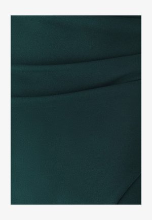 Bosgroen stof met een gladde, matte textuur en subtiele plooidetails. Het vertoont een egale kleur zonder zichtbare patronen of accenten.