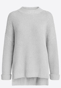 Pull en maille gris clair avec un col montant côtelé, des manches longues avec des poignets retournés et un ourlet arrière légèrement plus long.