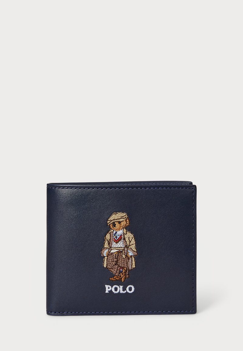 Tamno plavi kožni novčanik s izvezenim medvjedom u bež kaputu i kape, s natpisom "POLO" u bijeloj boji ispod dizajna.