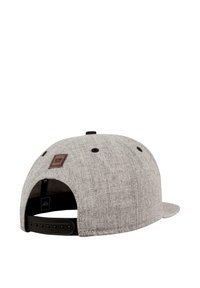 Grått stofflue med flat brem, med en brun lærpatch på baksiden. Inkluderer ventilasjons hull og en justerbar svart stropp.