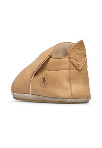 Weiches, tannfarbendes Leder-Babyschuh mit geteilter Ferse, gesticktem Detail und einem Sternlogo an der Seite, aus einer Rückecke betrachtet.