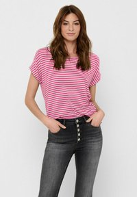 Lyserød og hvid stribet t-shirt med korte ærmer, parret med høj- og taljede sorte jeans med knaplukning og forlommer.