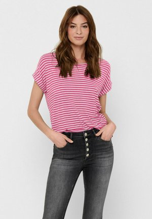 Rosa-weiß gestreiftes T-Shirt mit kurzen Ärmeln, kombiniert mit hochgeschnittenen schwarzen Jeans mit Knopfverschluss und frontalen Taschen.