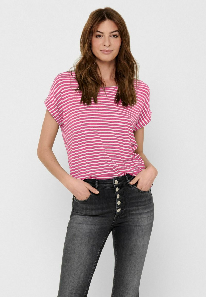 Lyserød og hvid stribet t-shirt med korte ærmer, parret med høj- og taljede sorte jeans med knaplukning og forlommer.