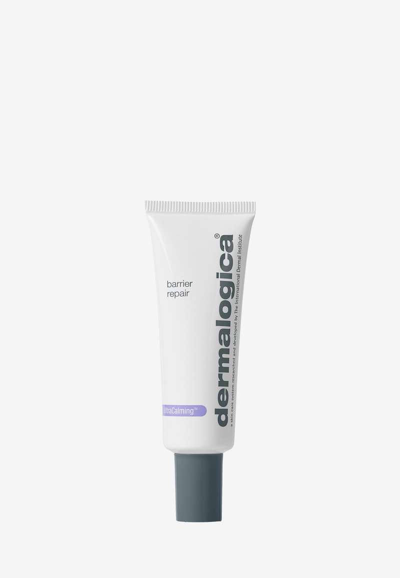 Weißes Plastikröhrchen mit grauem Deckel, beschriftet mit "dermalogica" und "barrier repair", versehen mit einem lila Akzent "UltraCalming™".