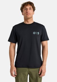 Camiseta negra de manga corta hecha de tejido ligero, con un patrón texturizado y diseños gráficos de un sol y una mano en tono azul verdoso.