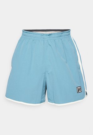 Šviesiai mėlynos maudymosi šortai su elastinga juosmeniu, baltomis šoninėmis juostelėmis ir maža juoda logotipo etikete kairėje priekyje. Minkšta, lengva medžiaga.